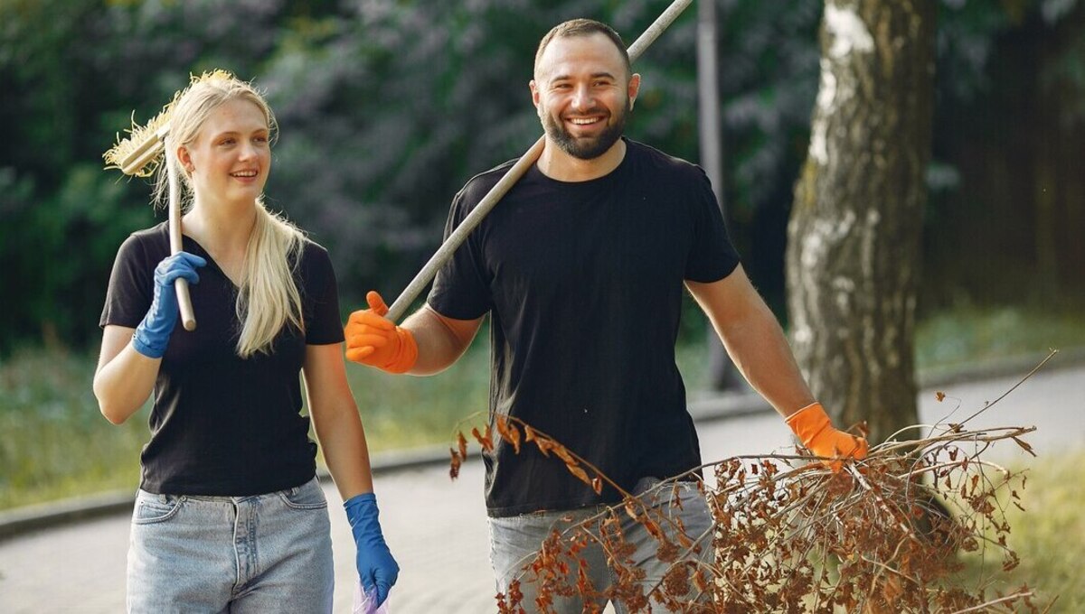 Во время весенних субботников такой мусор лучше не трогать