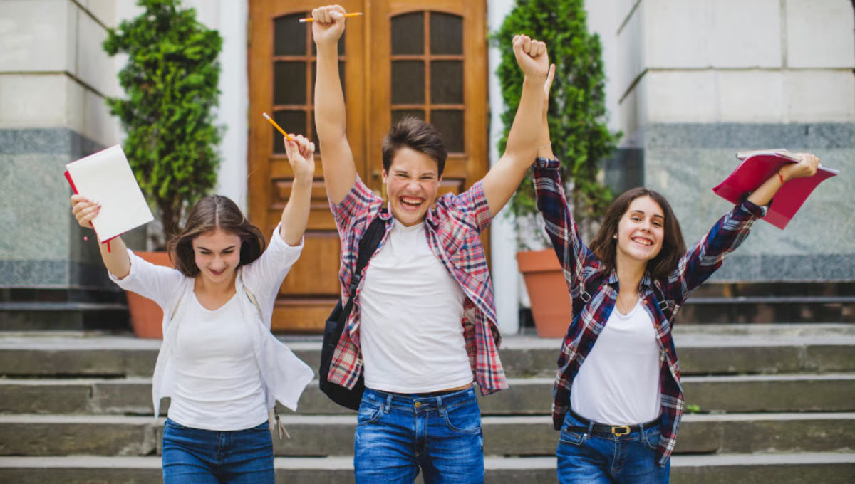 Студенты начнут получать стипендии в повышенном размере