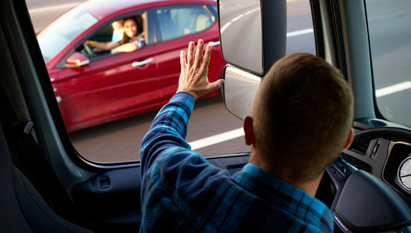 Секретный код водителей: жест «растопыренная ладонь» и его значение