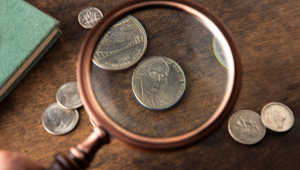 ЦБ выпустил инвестиционную монету нового поколения