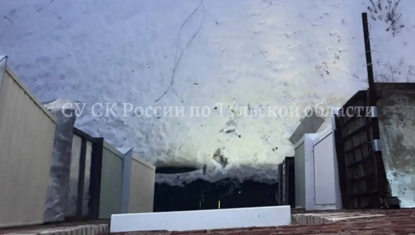 В Тульской области с 5 этажа упали сразу два малыша - брат и сестра