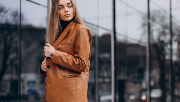 Весной-2026 в тренде верхней одежды окажется этот сложный силуэт