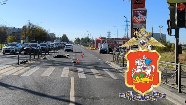 Пожилую женщину подбросило в воздух после наезда машины в Подмосковье