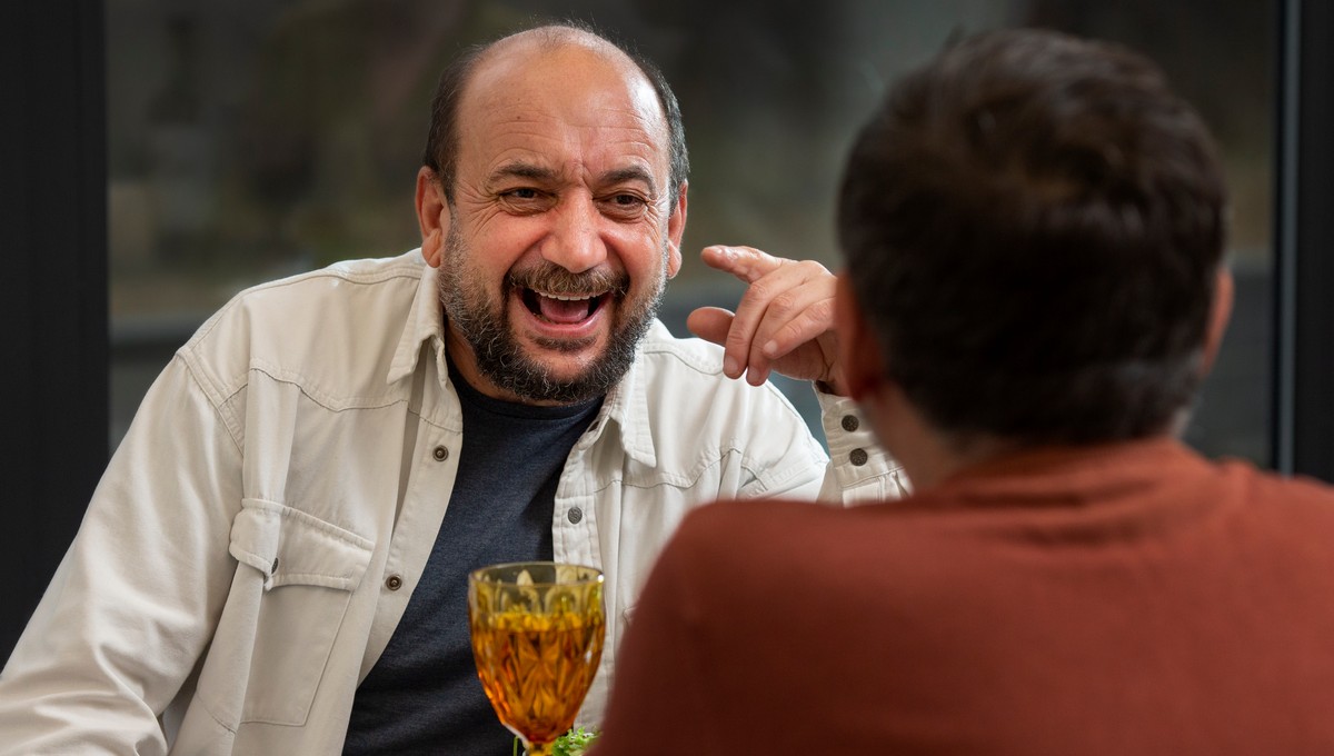 Газировка с алкоголем: неочевидная угроза вашим волосам