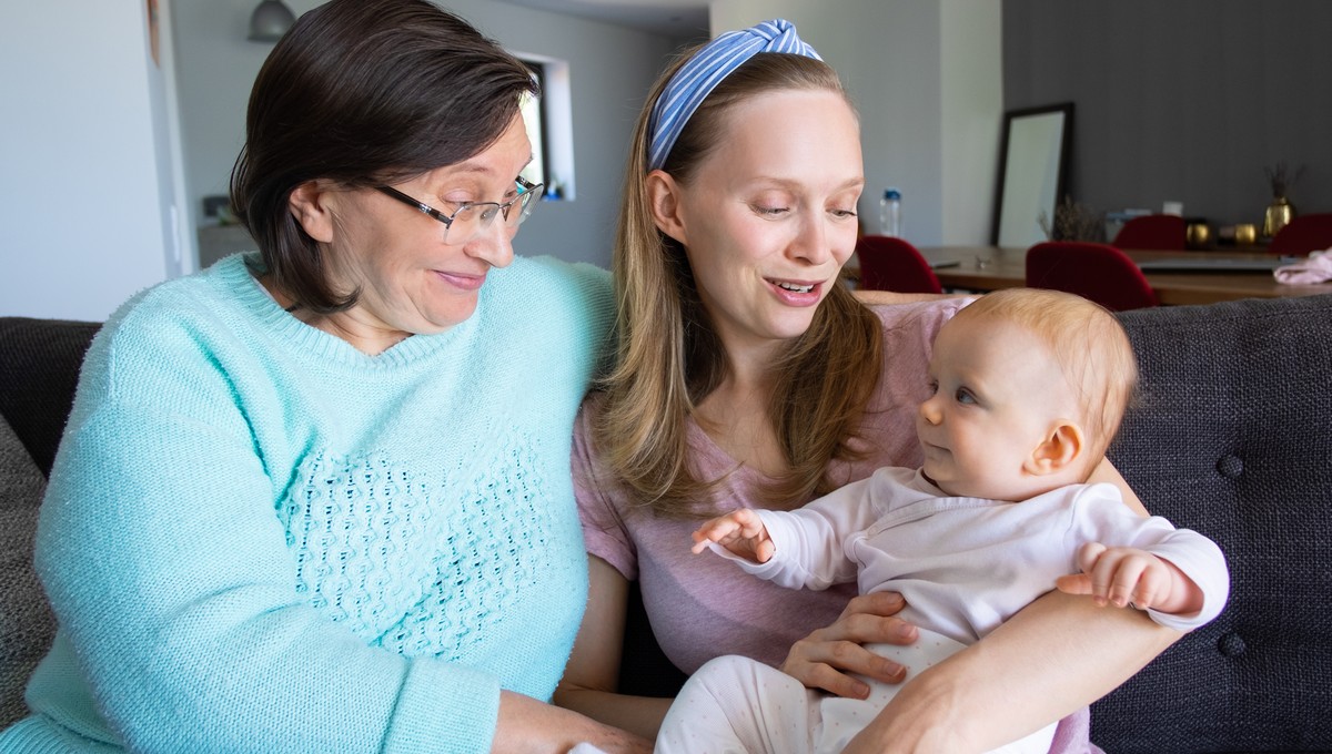 Бабушкин декрет: кому положен отпуск по уходу за ребёнком