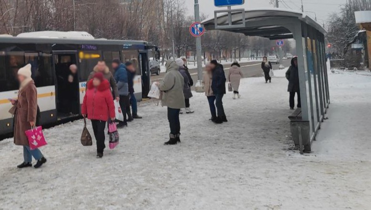 Паренька зарезали прямо на автобусной остановке в Подмосковье