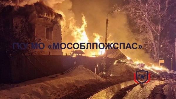 В трёх домах на одной улице в Подмосковье произошёл мощный взрыв
