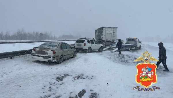 Двенадцать автомобилей столкнулись на одной из трасс в Подмосковье