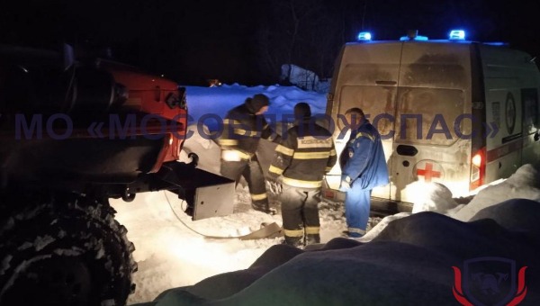 Скорая помощь ехала на срочный вызов и застряла в сугробе в Подмосковье