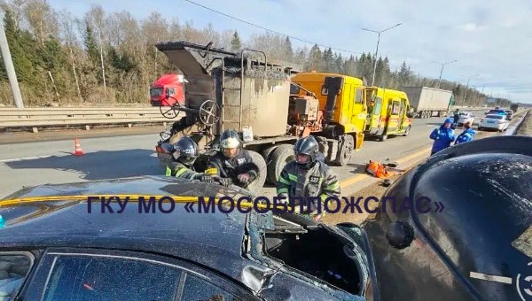 После ДТП в Подмосковье людей вырезают из автомобиля