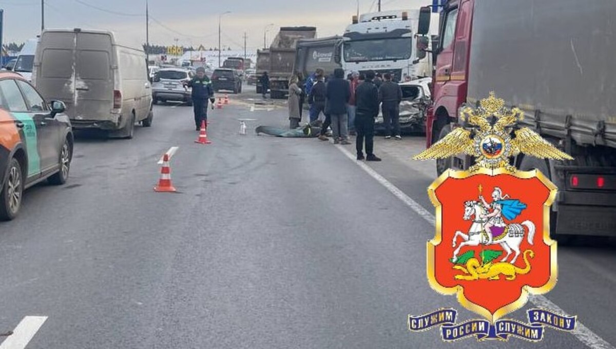 В Подмосковье грузовик вылетел на встречную и подмял под себя две легковушки