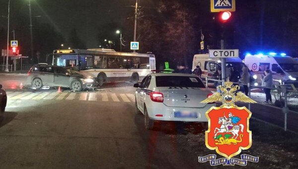 Автобус с пассажирами врезался в иномарку в Подмосковье