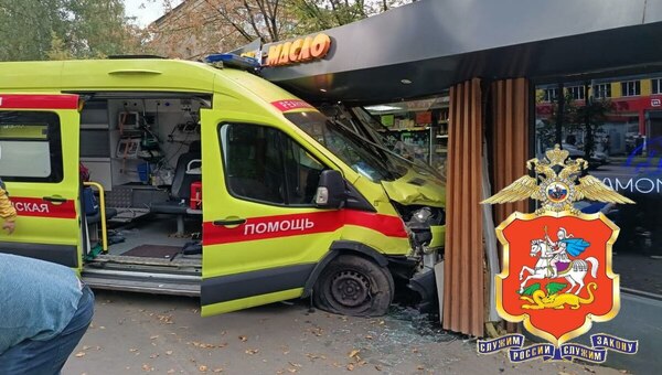 Скорая помощь въехала в киоск в подмосковном городе