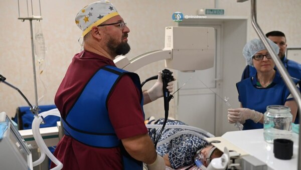 Российские врачи нарезали сосиску внутри пенсионерки