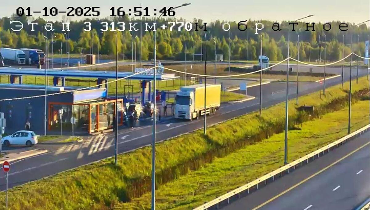 В «Автодоре» рассказали про дикие очереди на заправках на одной из оживлённых трасс