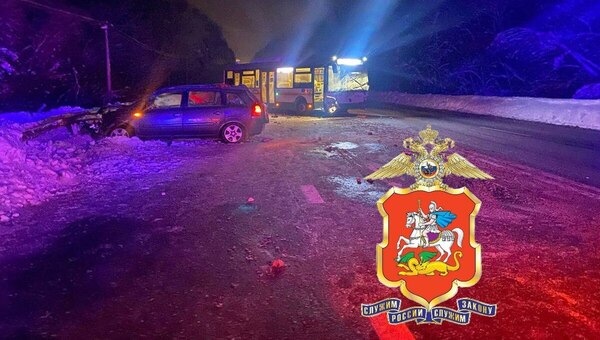 На «бетонке» в Подмосковье иномарка въехала в автобус ЛиАЗ