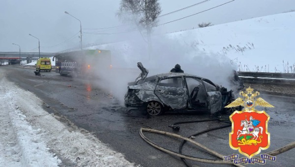 Машина полностью сгорела после ДТП с автобусом в Подмосковье