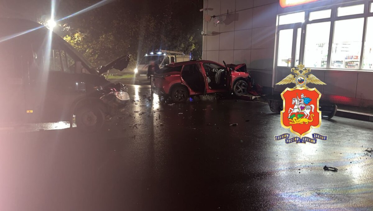 Автомобилистка протаранила грузовик и стену АЗС в Подмосковье и погибла