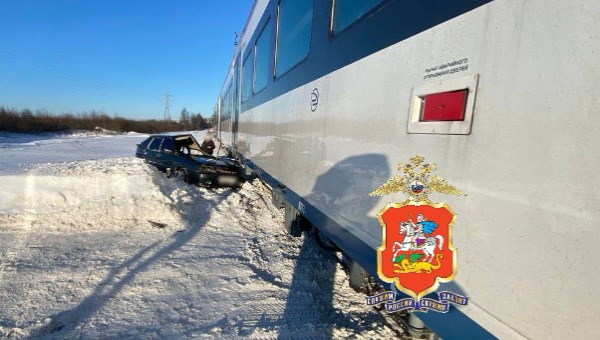 В Подмосковье «Лада» выехала под поезд