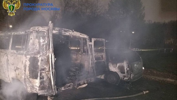 Два человека сгорели в машине на парковке в Москве