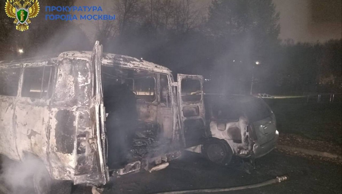 Два человека сгорели в машине на парковке в Москве