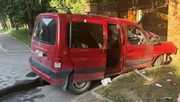 Семь нетрезвых пассажиров врезались в стену в Подмосковье