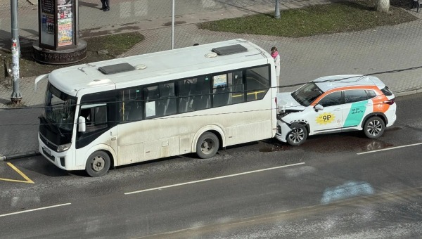 В Серпухове каршеринг «догнал» рейсовый автобус на остановке