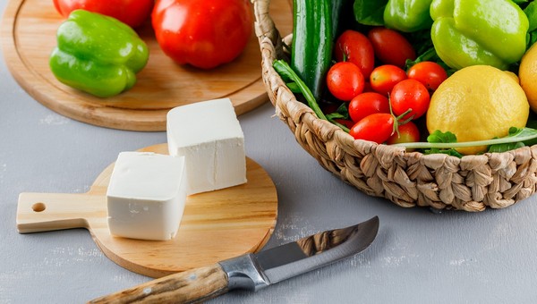 Болгарский салат из овощей — свежий и простой. Но очень вкусный