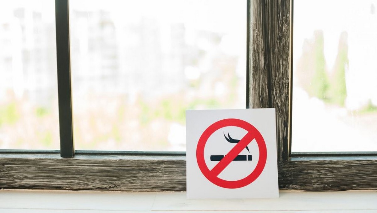 За курение в своей квартире может внезапно прилететь штраф