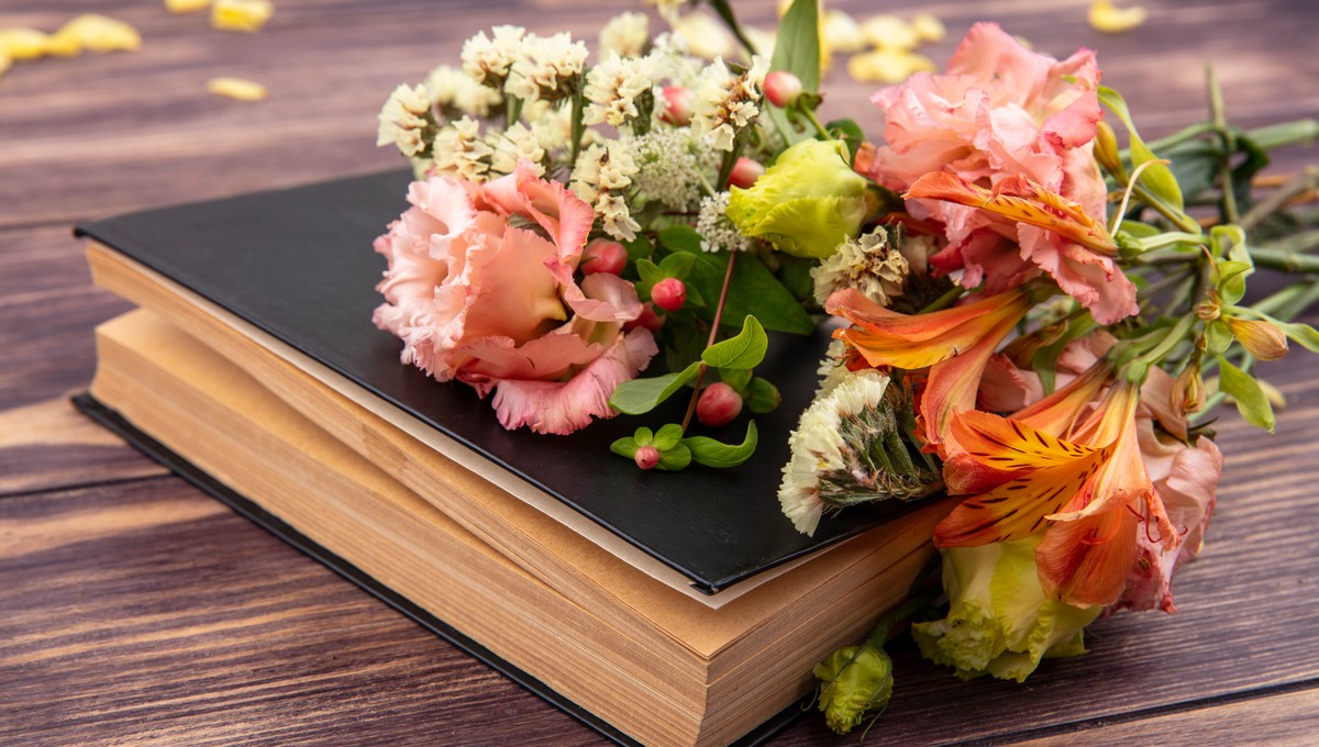 «Это – учителю, а это – учительнице»: эксперт рассказала, какие цветы лучше подарить 1 сентября