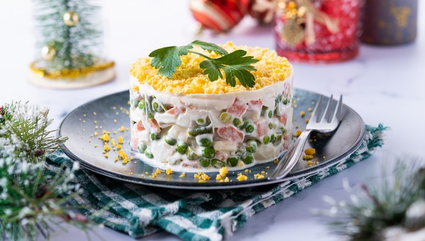 Сколько можно хранить салаты с новогоднего стола без риска отравления