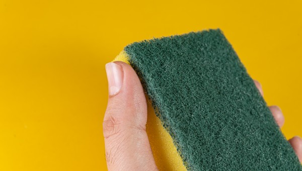 Рассадник бактерий: хозяйкам рассказали, как часто нужно менять губку для посуды