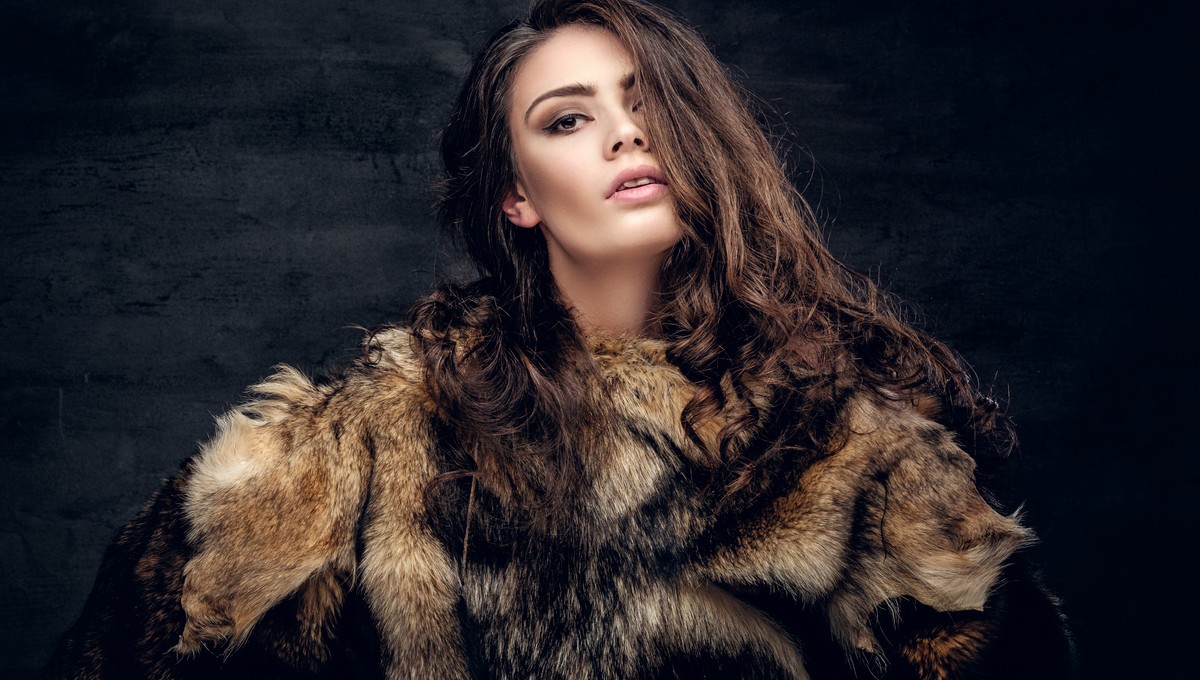 Стилист подсказал, как стильно обыграть меховые изделия