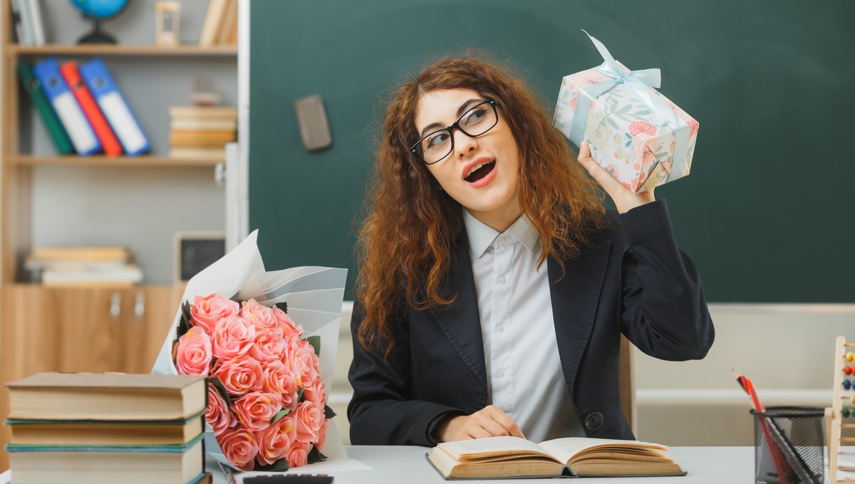 Чем порадовать учителя на 1 сентября — законные и полезные подарки