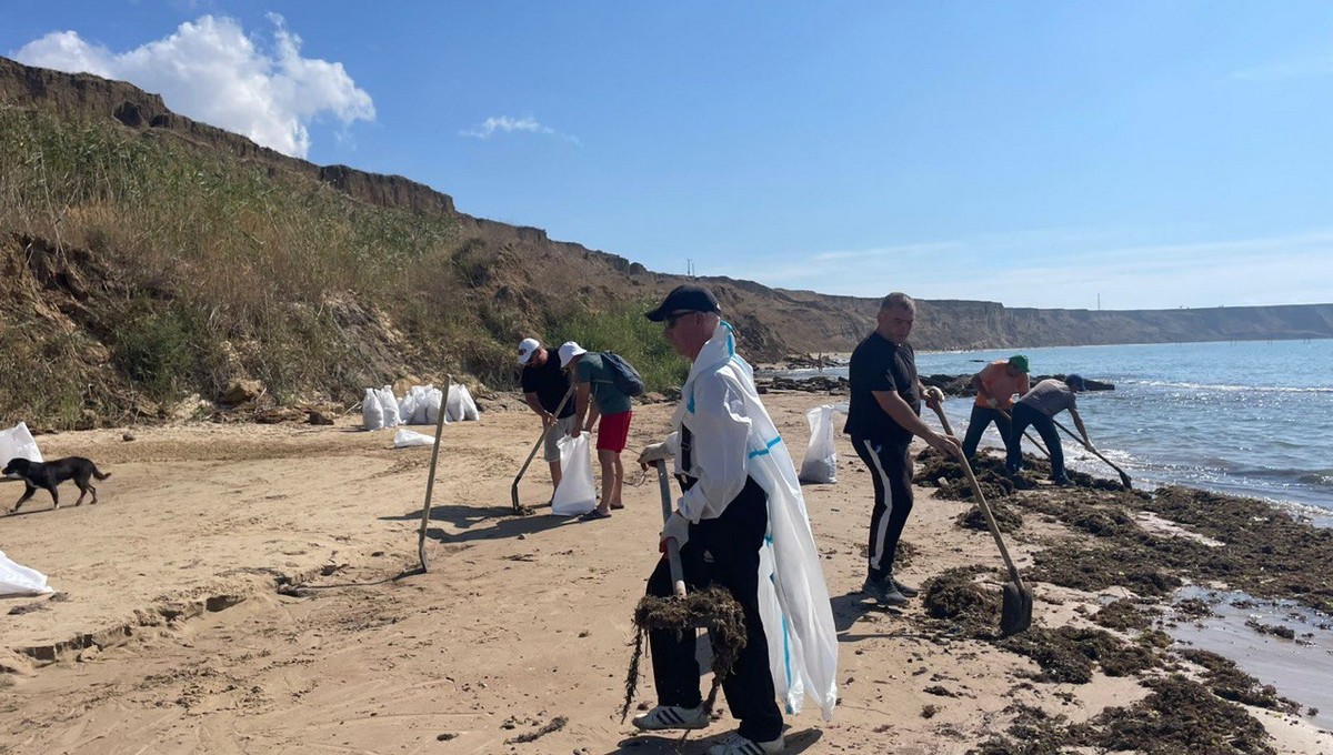На Тамани вновь ликвидируют выбросы мазута