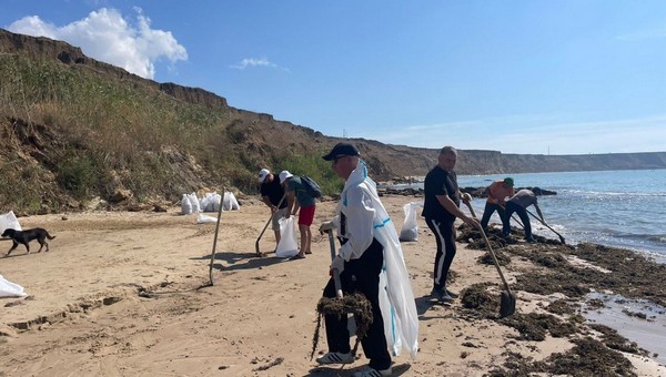 На Тамани вновь ликвидируют выбросы мазута