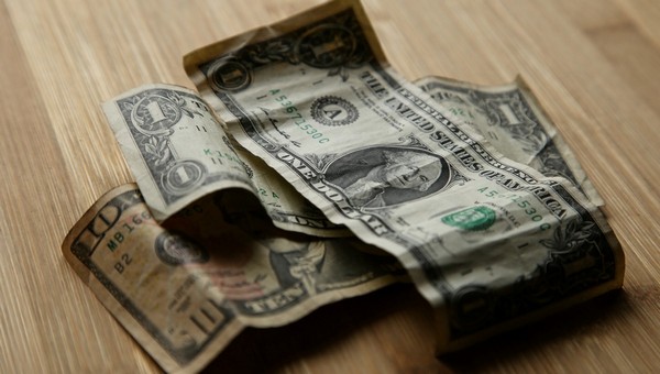 Наличные под замком: ЦБ продлил ограничения на валюту