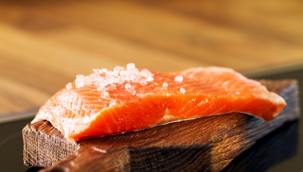 Названы идеальные пропорции соли и сахара для засолки 1 кг красной рыбы