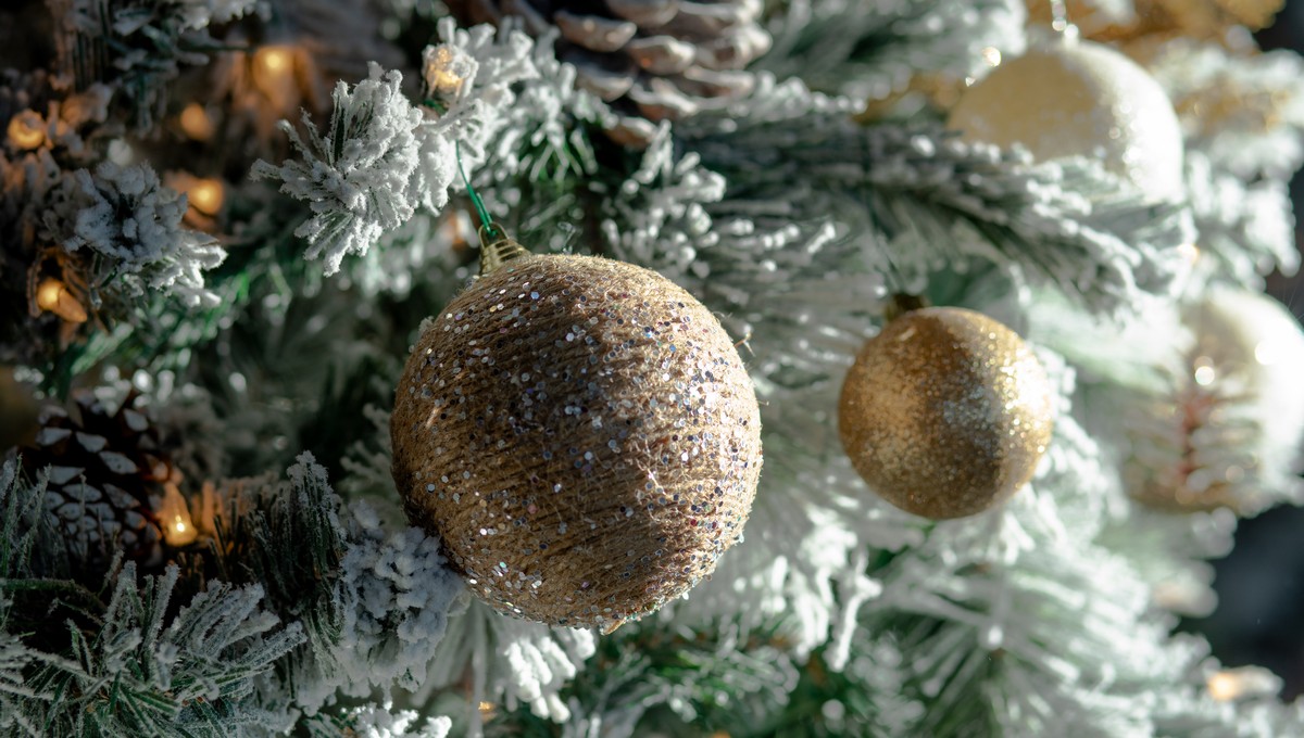 Стилист Лисовец раскрыл главный тренд в украшении новогодних ёлок 2026 года