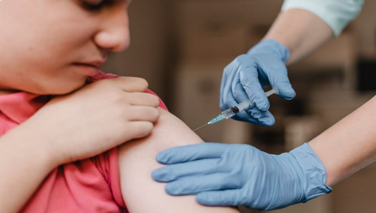 Стало известно, сколько россиян уже вакцинировались от гриппа