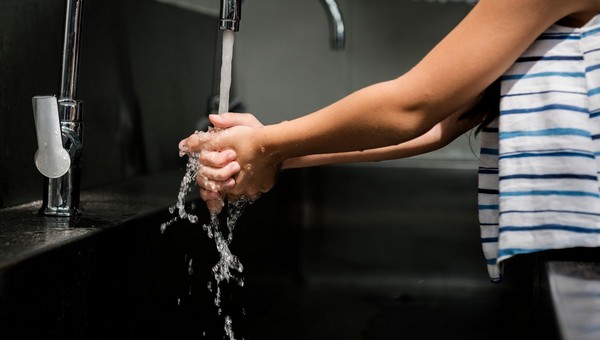 Не переплачивай — как сократить счета за свет и воду законно