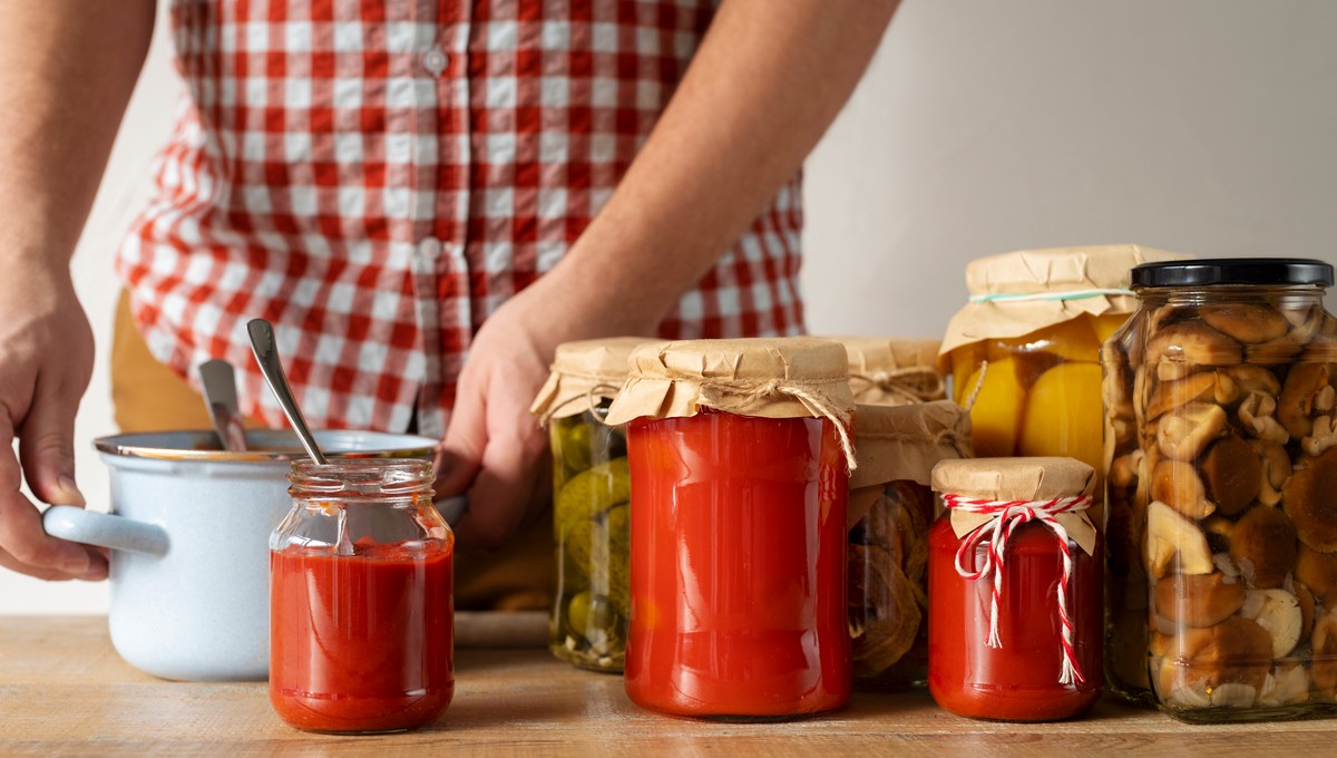 Хозяйкам назвали самые опасные из-за ботулизма консервы